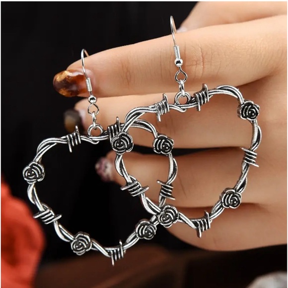 Jewelry - Romantic Punk Gothic Heart-Shaped Dangle Earrings